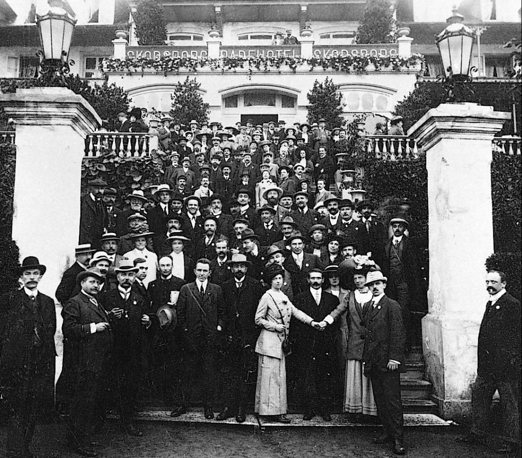 Copenhague, 1910, VIIIe Congrès de l'Internationale socialiste, au centre Clara Zetkin 