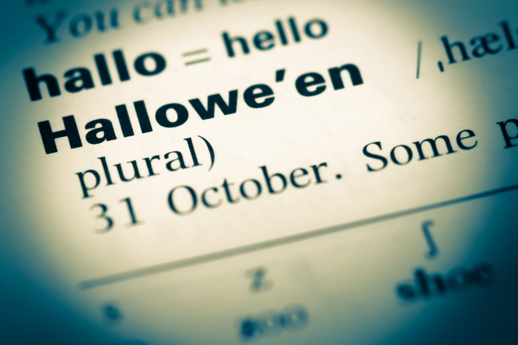 Page de dictionnaire ouverte au mot Halloween