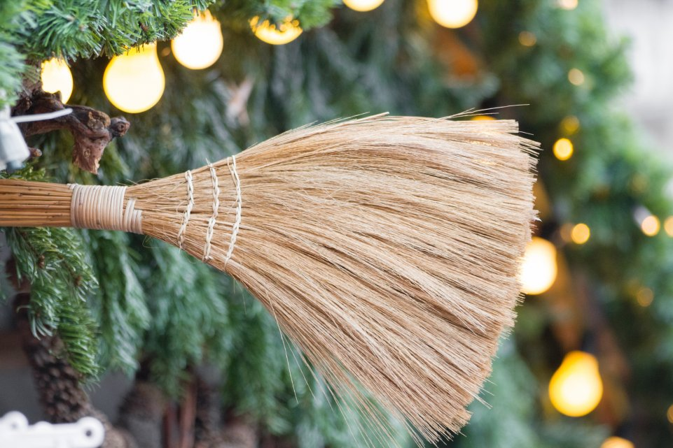 Noël en Norvège : la tradition de cacher les balais
