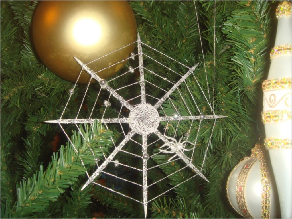 Noël en Ukraine : décoration de la toile d'araignée dans un sapin