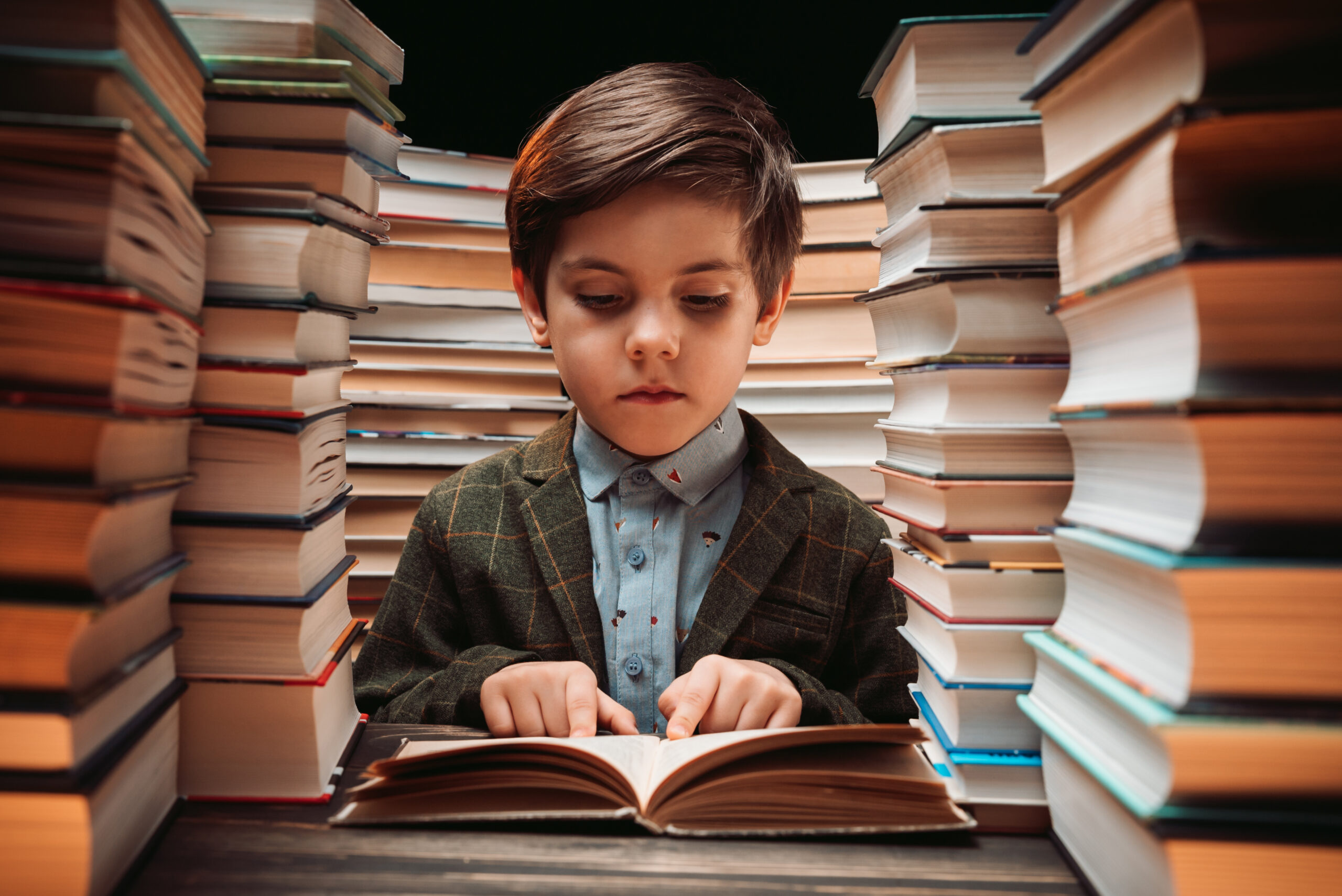 Petit garçon lisant l'une des 10 livres les plus traduits au monde