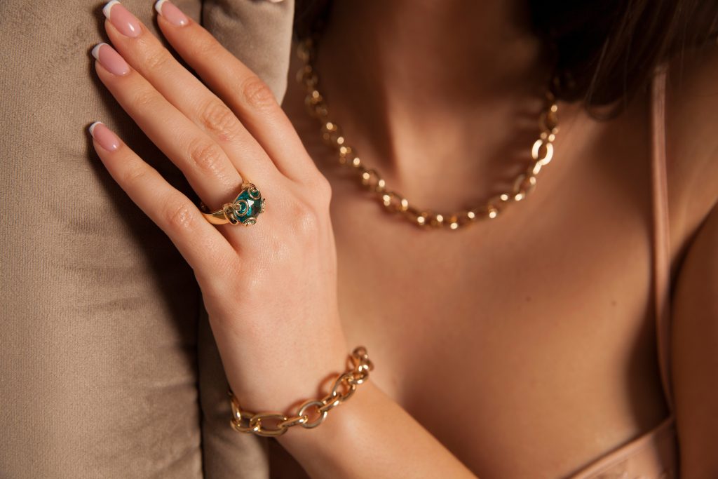 Buste de femme portant un collier, une bague et un bracelet de luxe