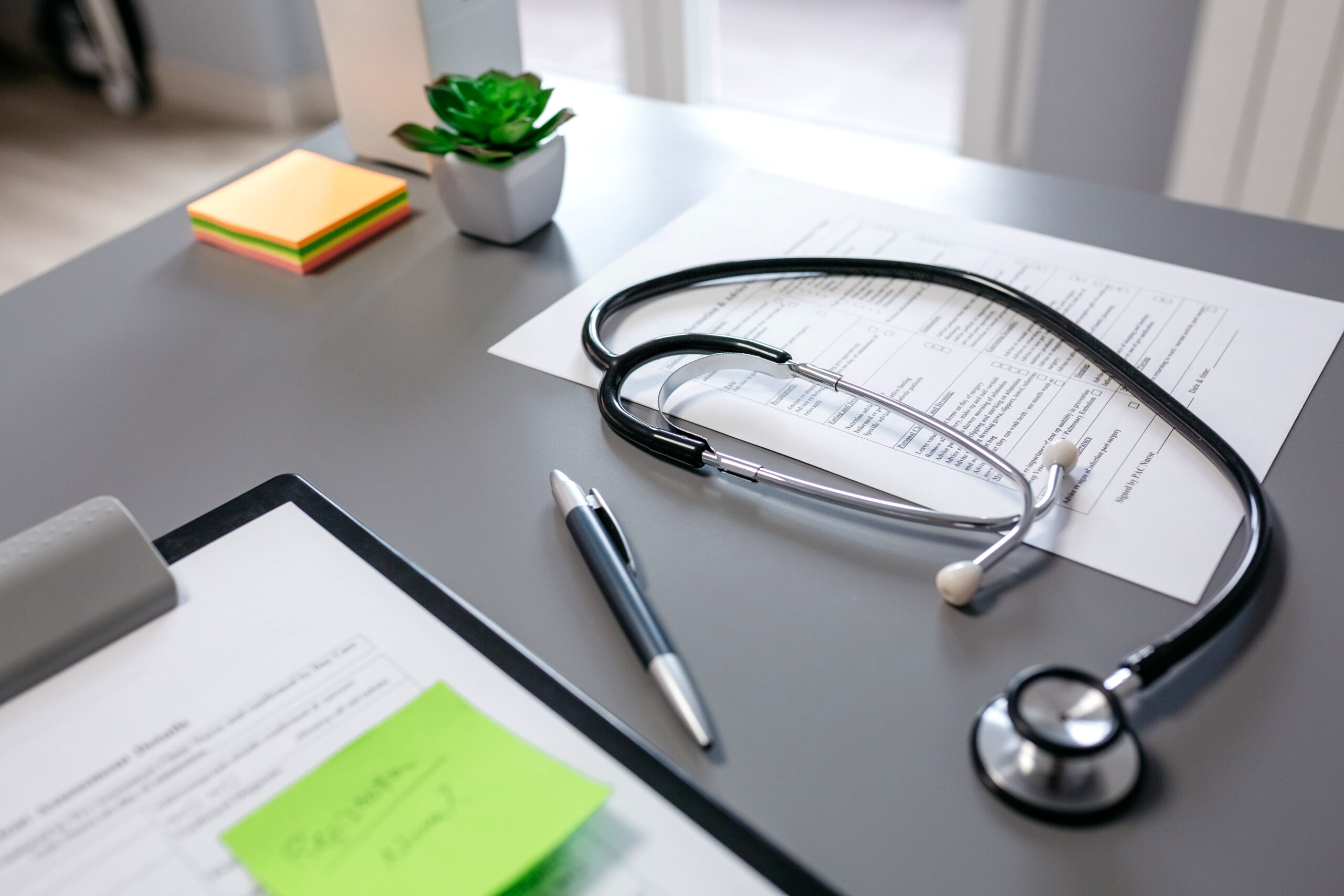photo du bureau d'un medecin avec un stethoscope et des documents de traduction médicale