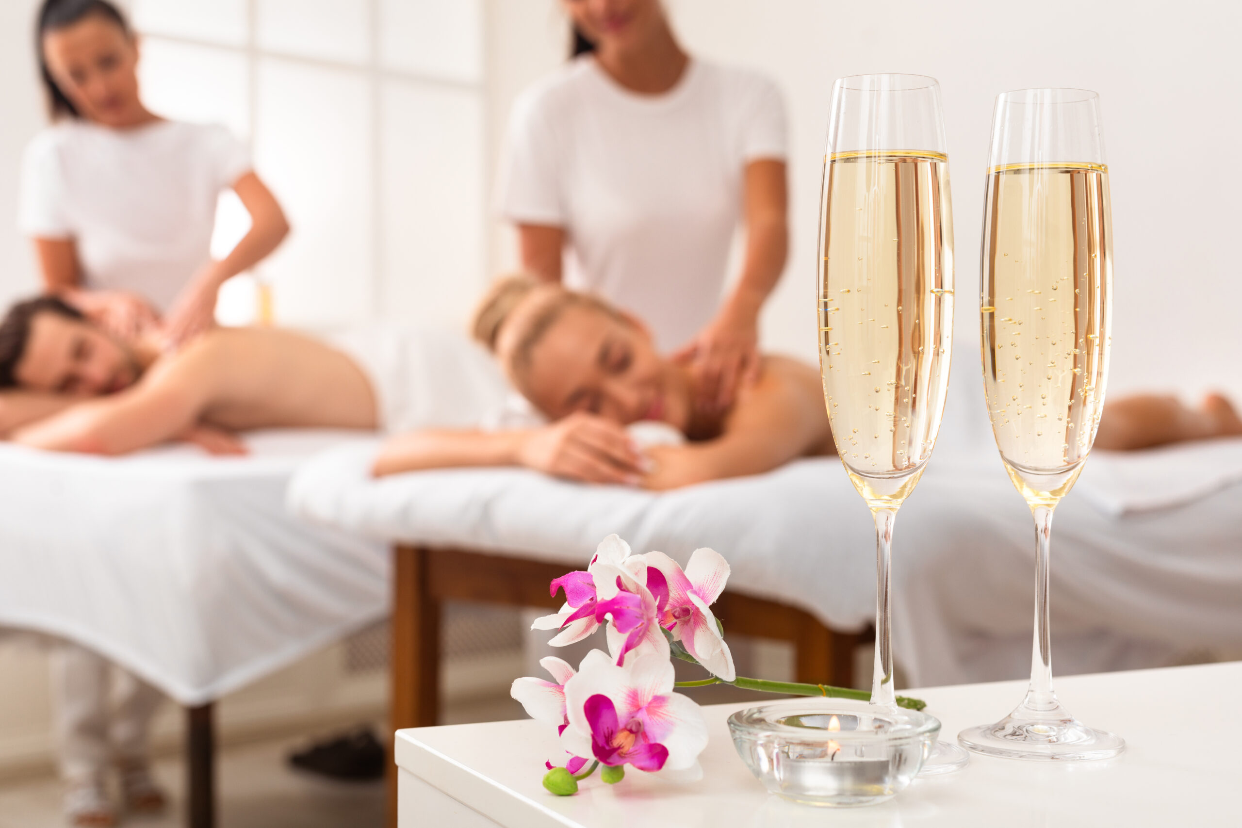 couple profitant d'un massage dans un hôtel de luxe avec des coupes de champagne