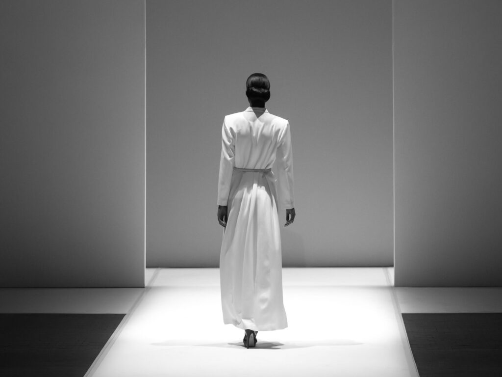 mannequin marchant de dos pour un défilé haute couture