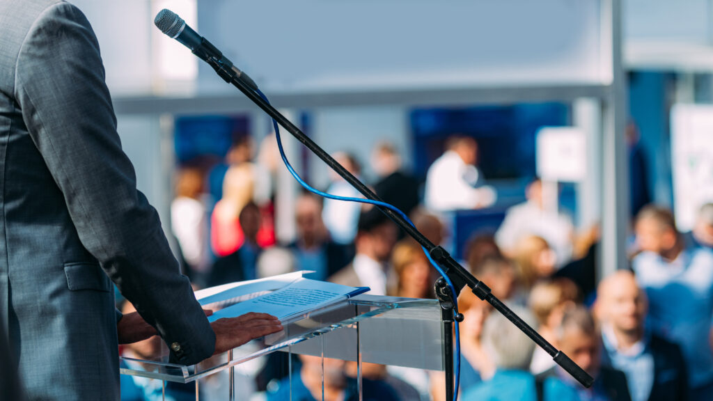 homme politique prononçant un discours devant une assemblée