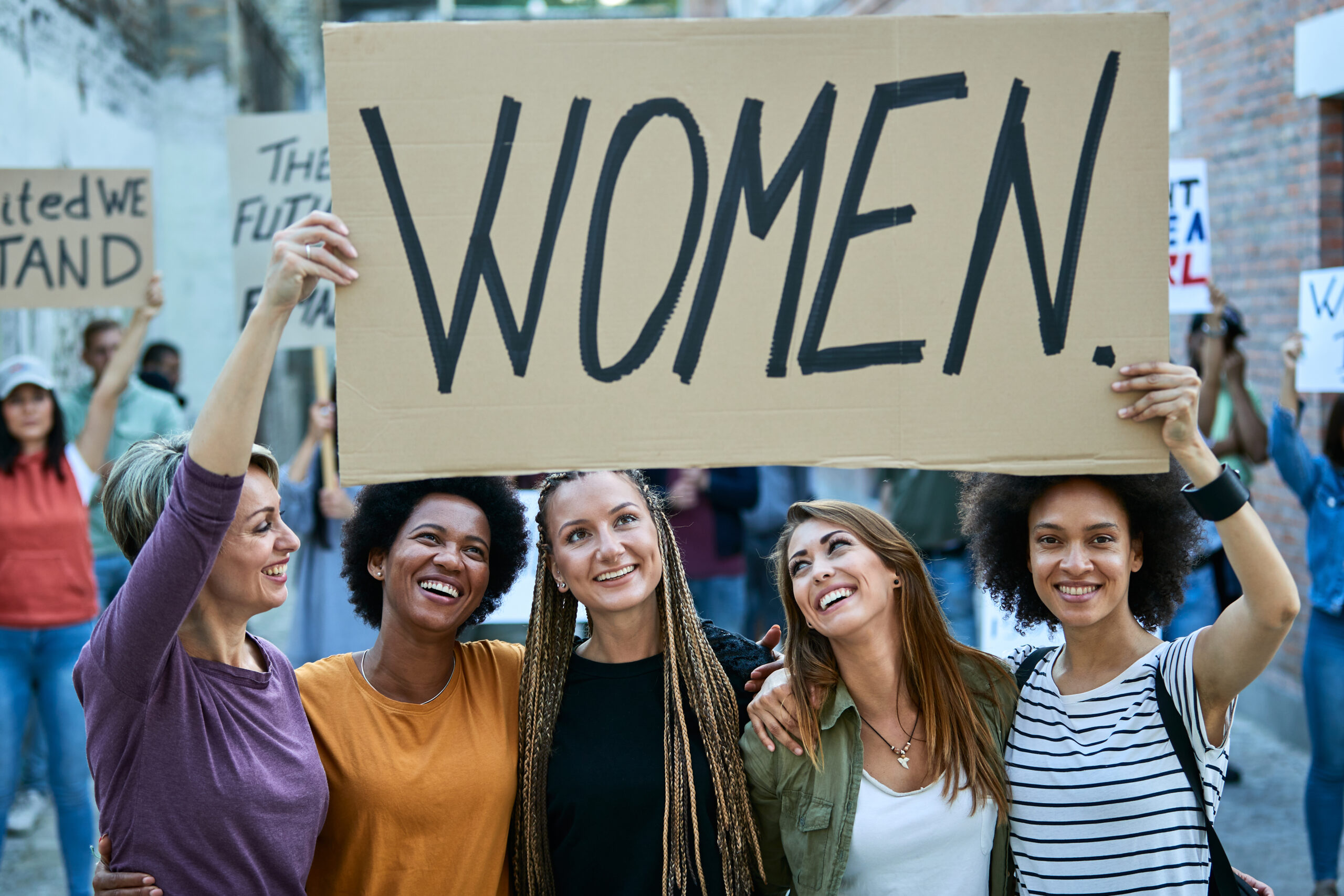 Quatre femmes de différentes nationalités manifestent pour les droits des femmes