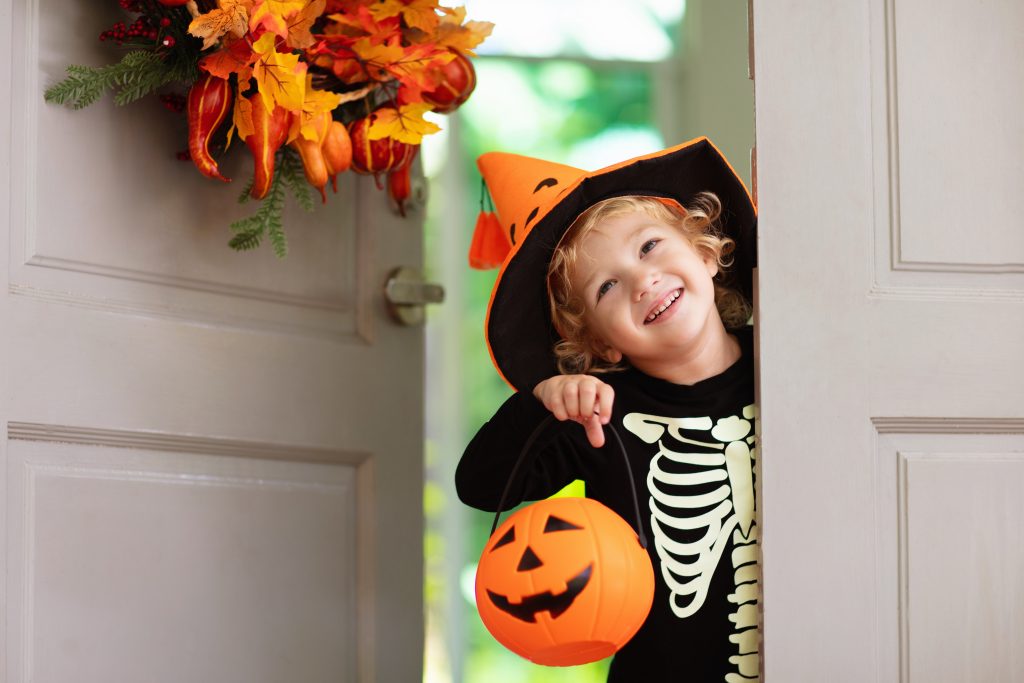 Enfant déguisé dans les traditions d'Halloween
