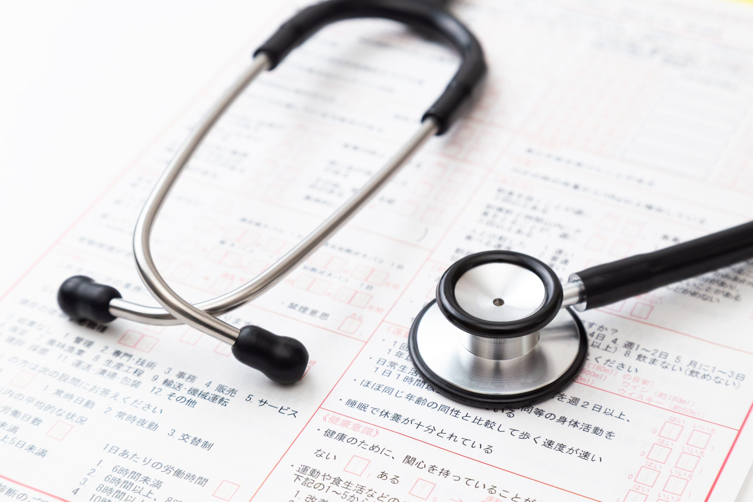 enjeux de la traduction médicale : stéthoscope et notice médicale en langue asiatique
