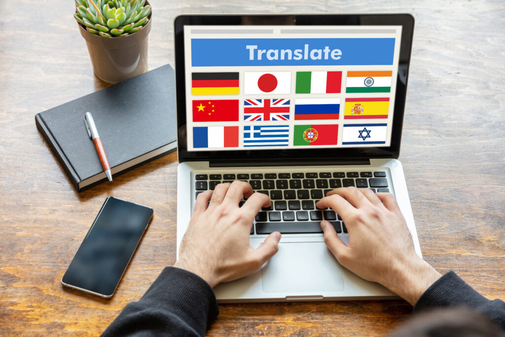 mains d'un traducteur travaillant sur son ordinateur à la traduction d'un module e-learning sur Storyline