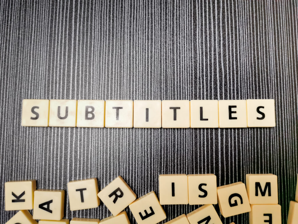 mot sous-titres en anglais, ecrit avec des lettres de scrabble