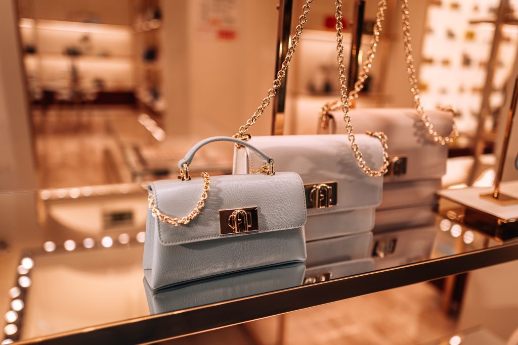 sacs à main de luxe dans une vitrine