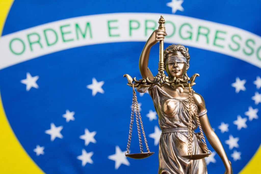 Représentation de la justice par une statue tenant une balance, les yeux bandés. 