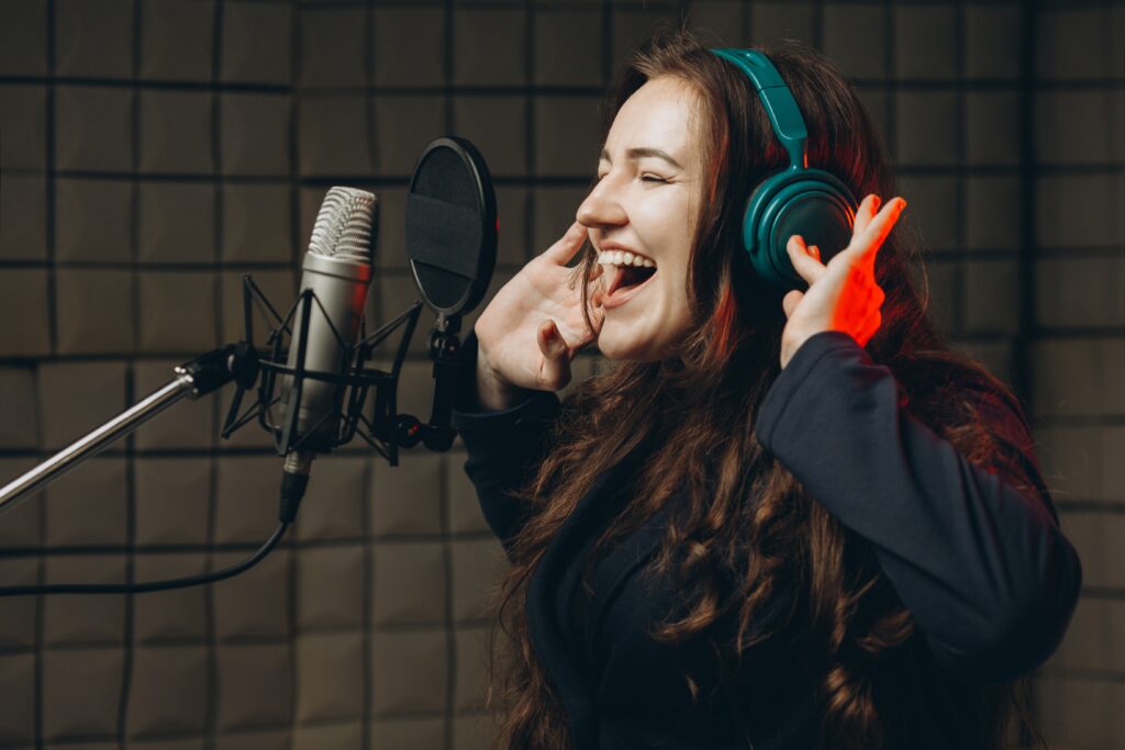 Comédienne en train de faire un doublage comique dans un studio d'enregistrement