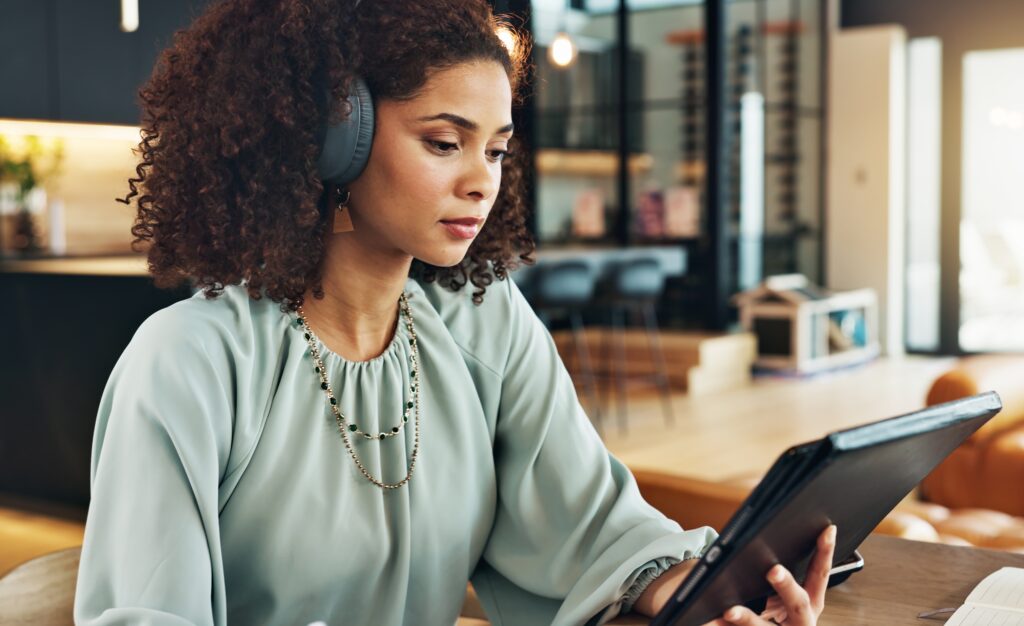 Jeune femme suivant un module de e-learning en ligne