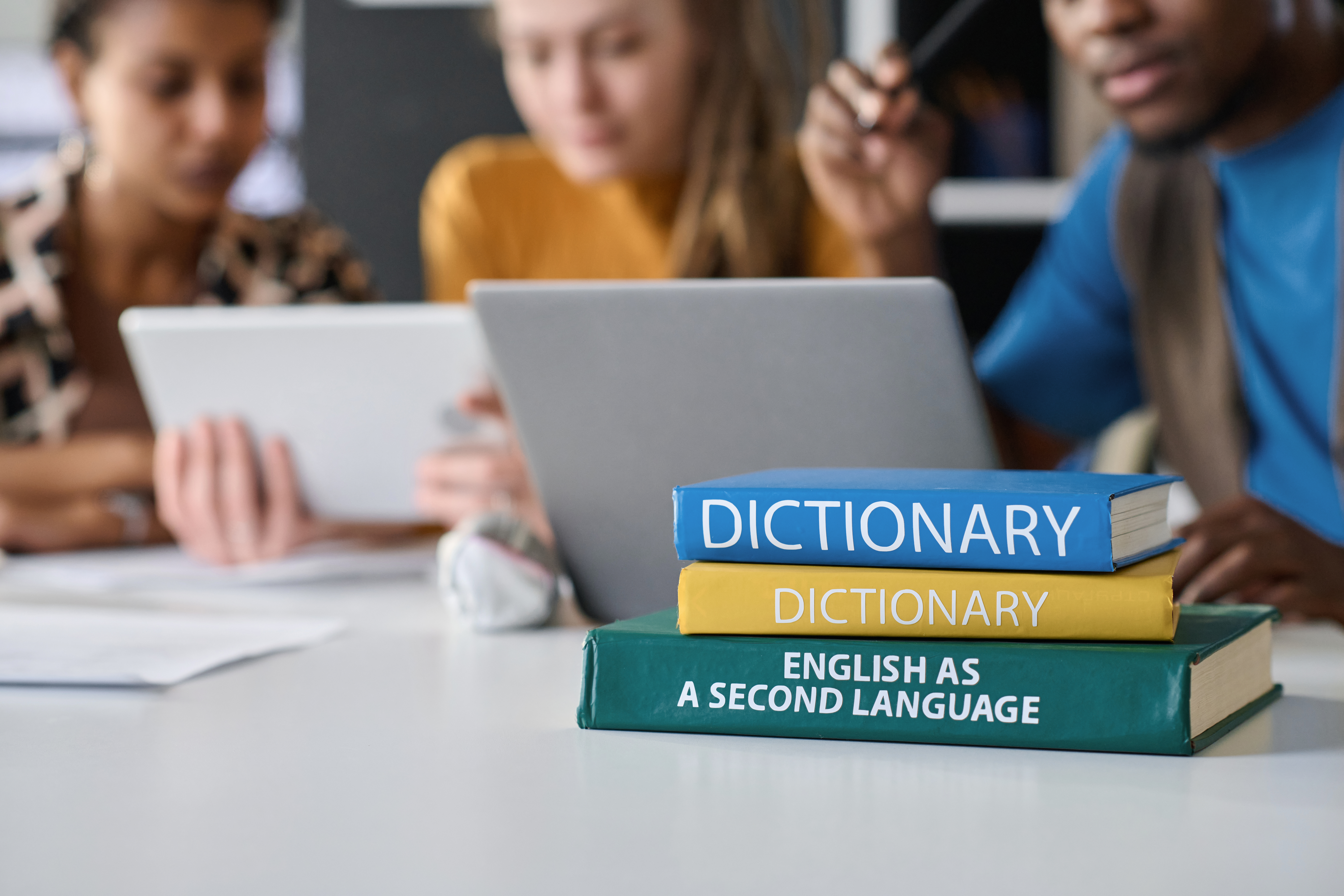 Livres et dictionnaires multilingues sur un bureau de traducteur professionnel