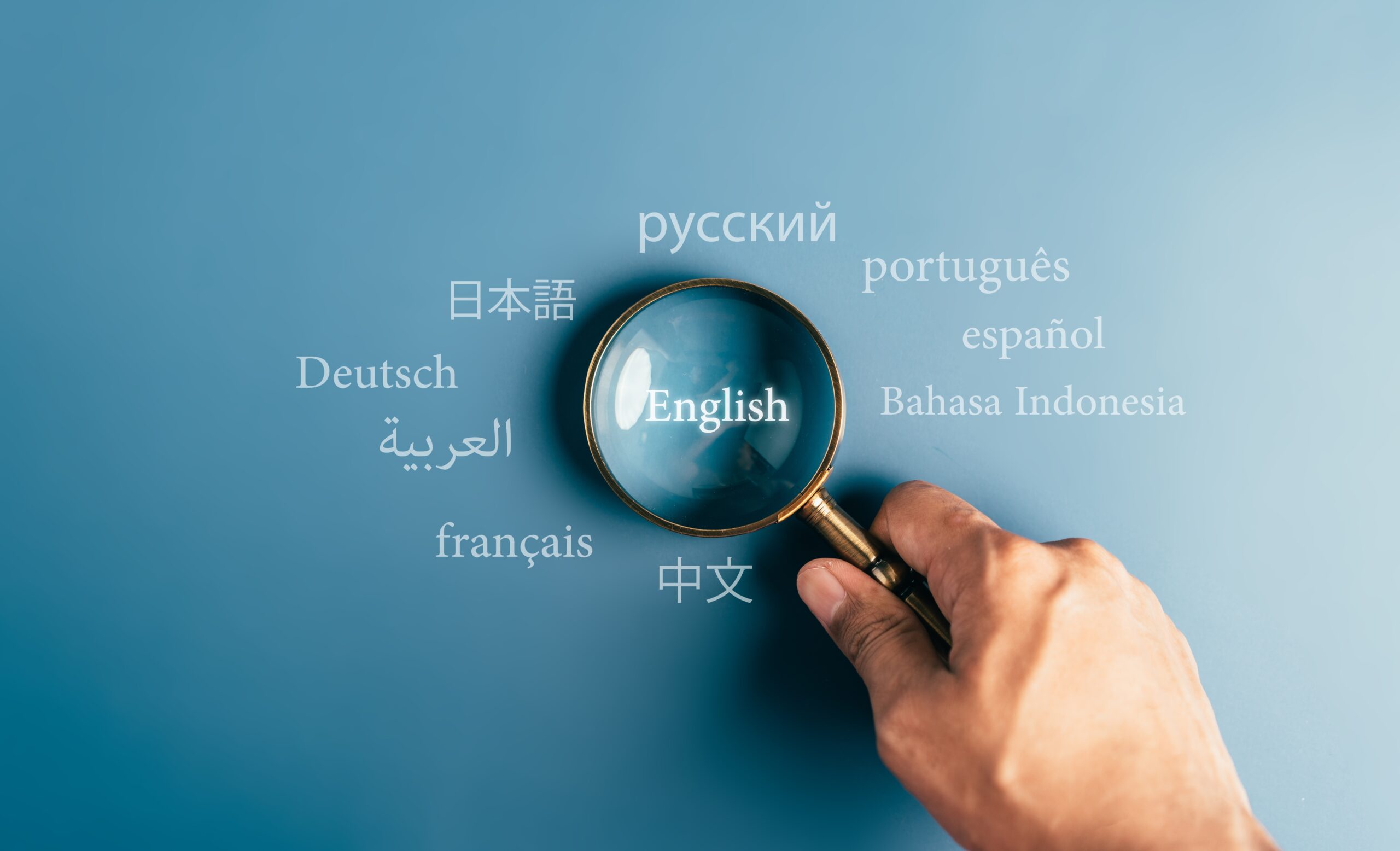 Illustaration avec une loupe grossissant un mot en angalis pour expliquer le concept de la traduction e-learning Storyline