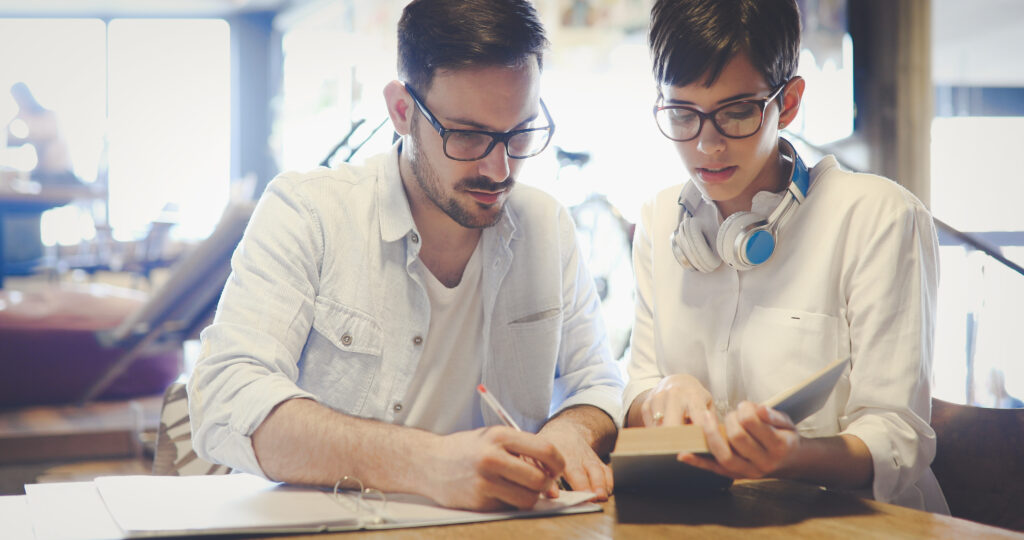 Réunion d'équipe de traducteurs professionnels chez Kalliopé à Paris